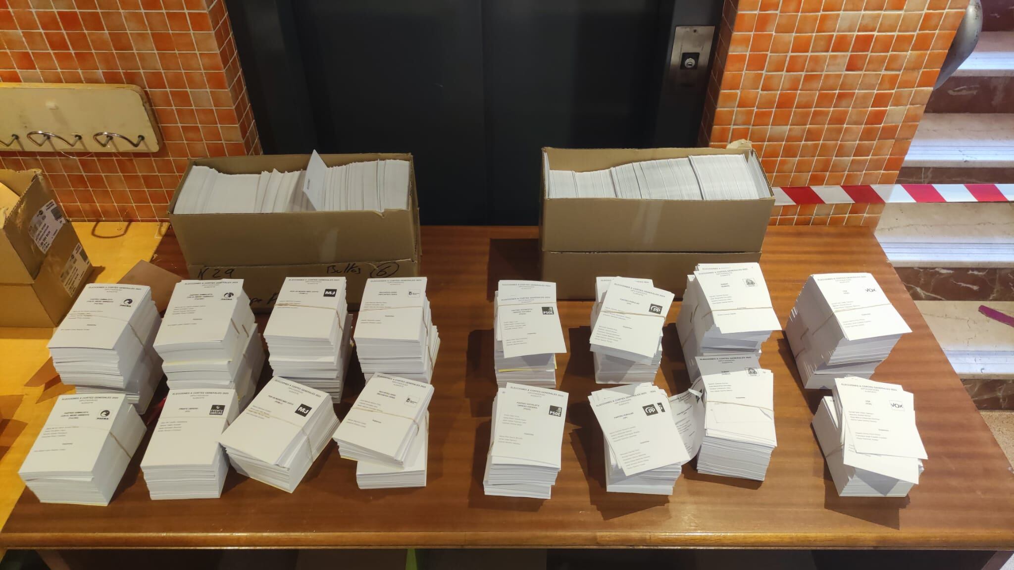 Imagen con las papeletas de los distintos partidos y los candidatos por la provincia de Albacete