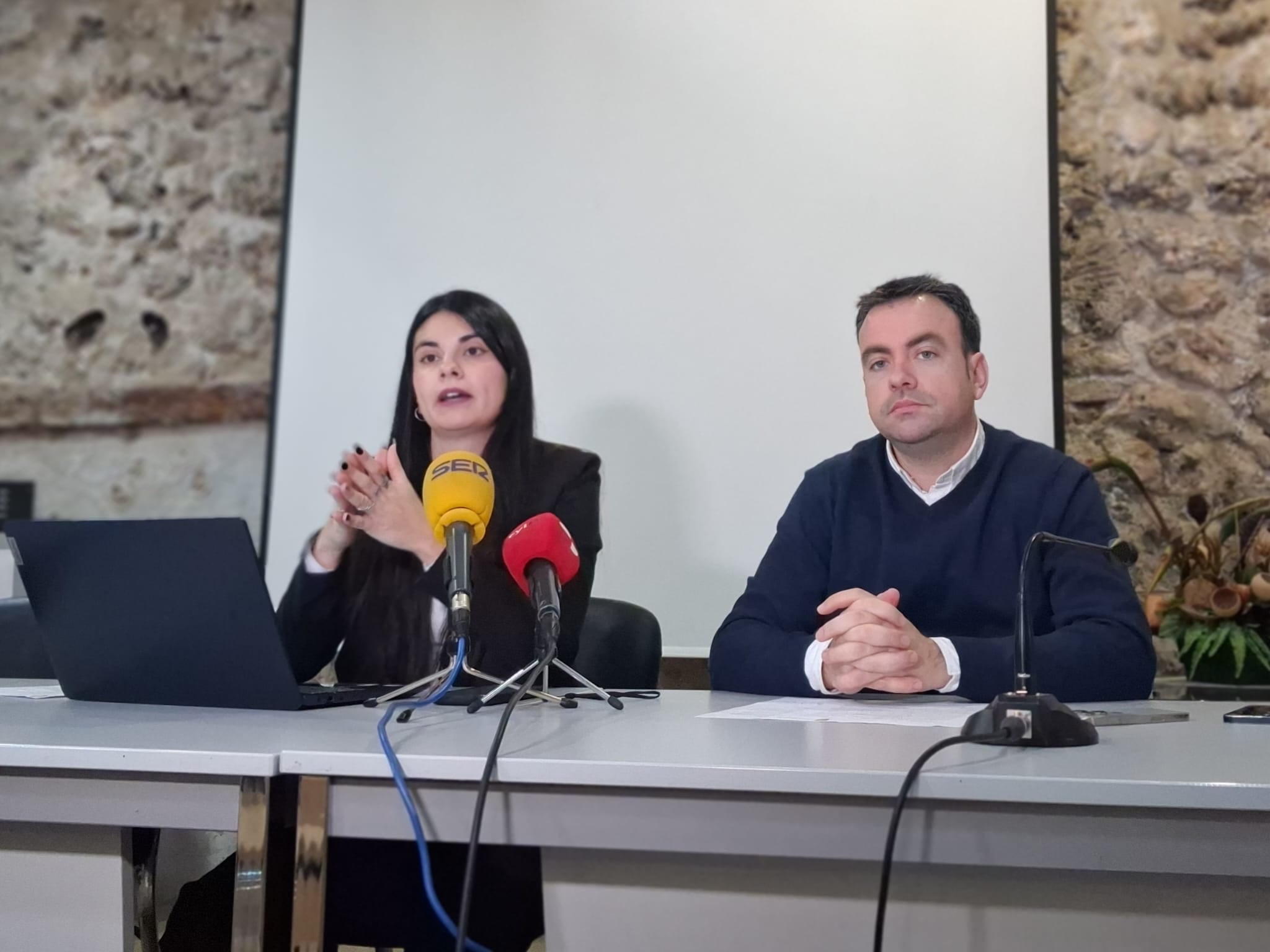 Lucía Arranz y Carlos Fraile, presentan el proyecto de presupuestos de Cuéllar para 2026