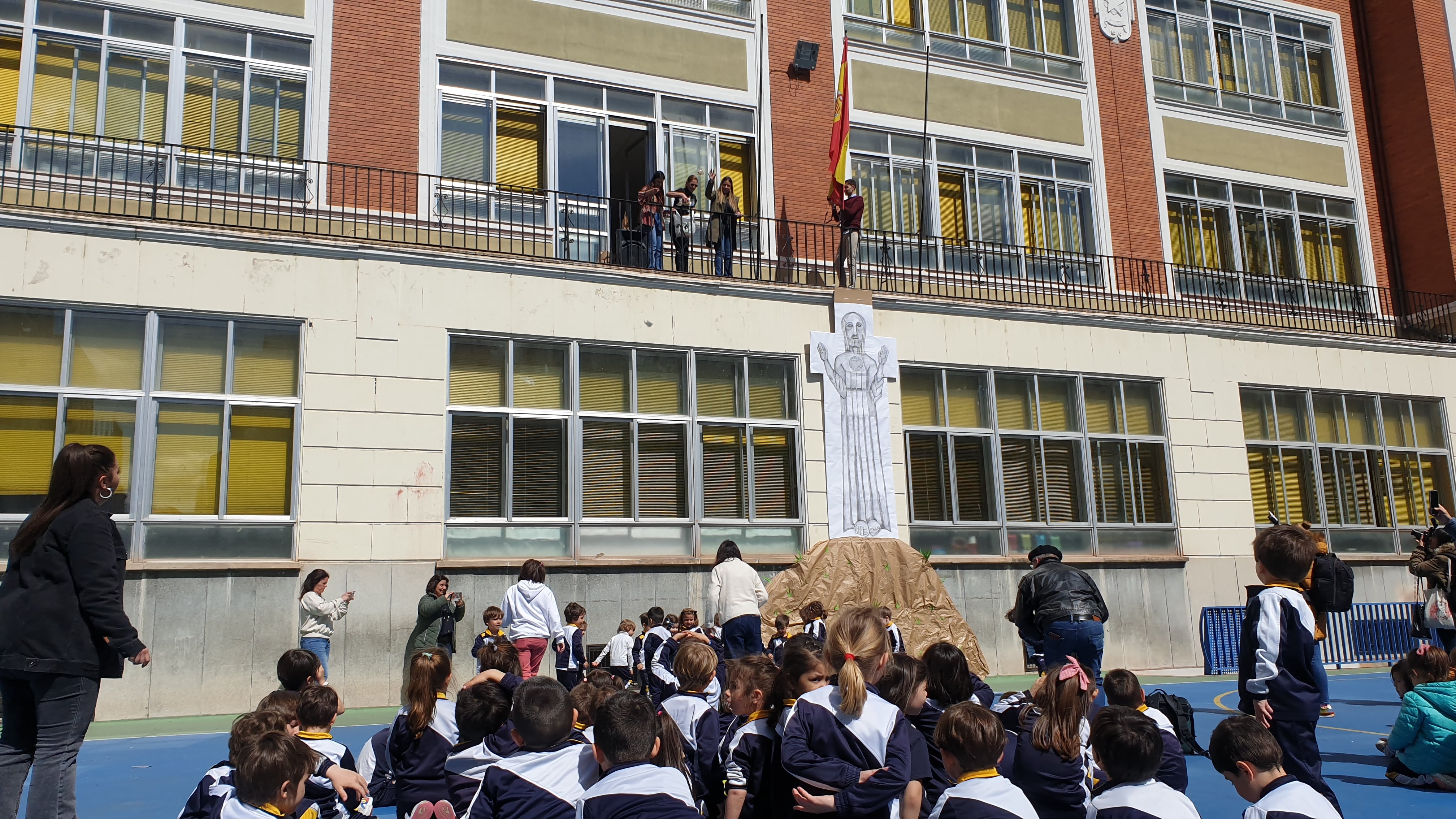 La Salle escenifica la pedrea del pan y quesillo con sus alumnos de infantil