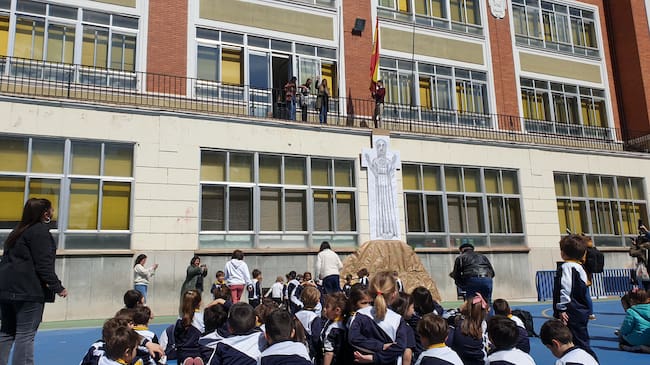 La Salle escenifica la pedrea del pan y quesillo con sus alumnos de infantil/Foto de archivo