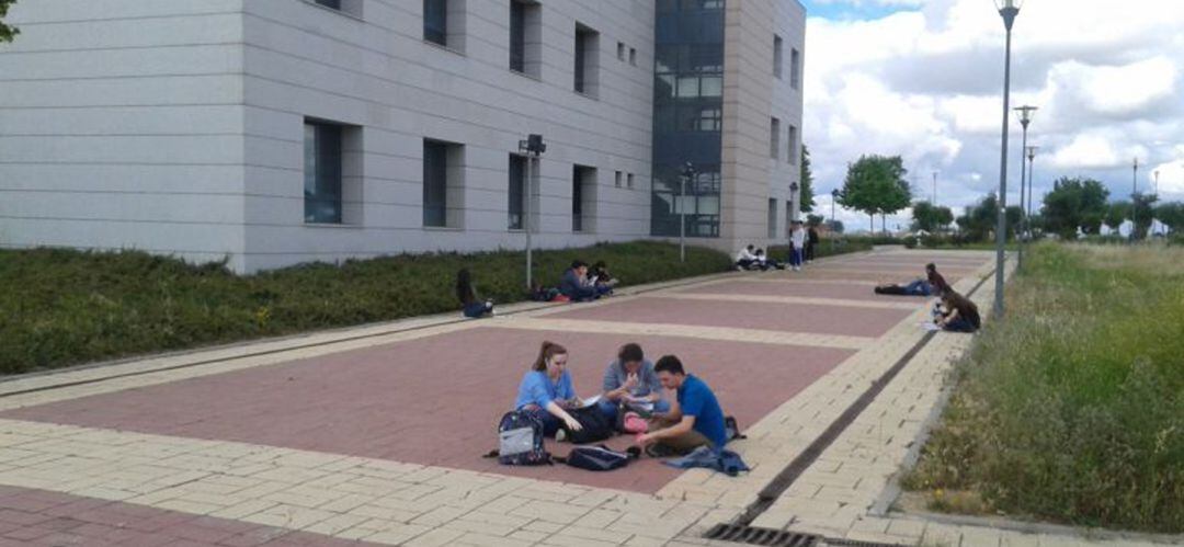 Alumnos antes de entrar en junio a las pruebas de la EvAU en la Universidad Rey Juan Carlos en su campus de Fuenlabrada.