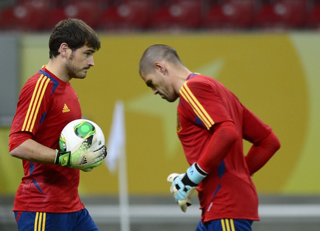 Iker Casillas y Víctor Valdés durante el Mundial de Brasil 2014.