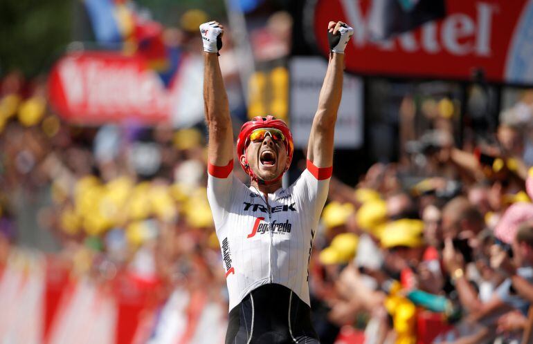 Degenkolb celebra su victoria tras pasar la línea de meta