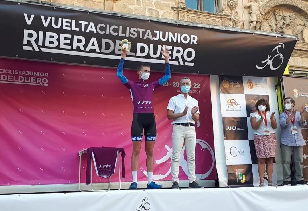 El estadounidense Luca Scuriatti con el maillot vino de lider de la ronda.