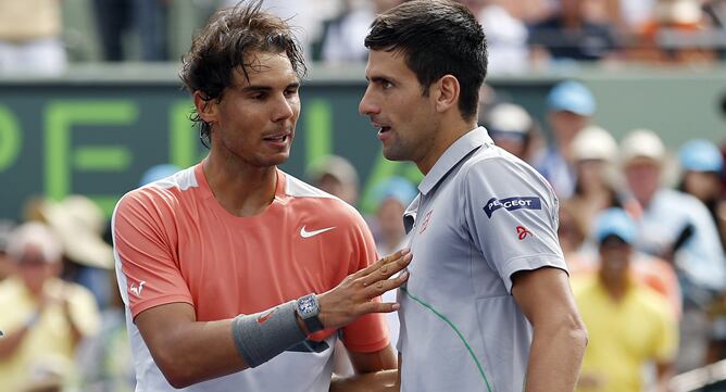 Nadal felicita a Djokovic a la finalización del partido.