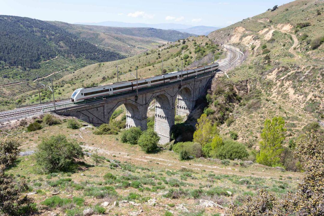 Viaducto de la línea Ávila-Madrid