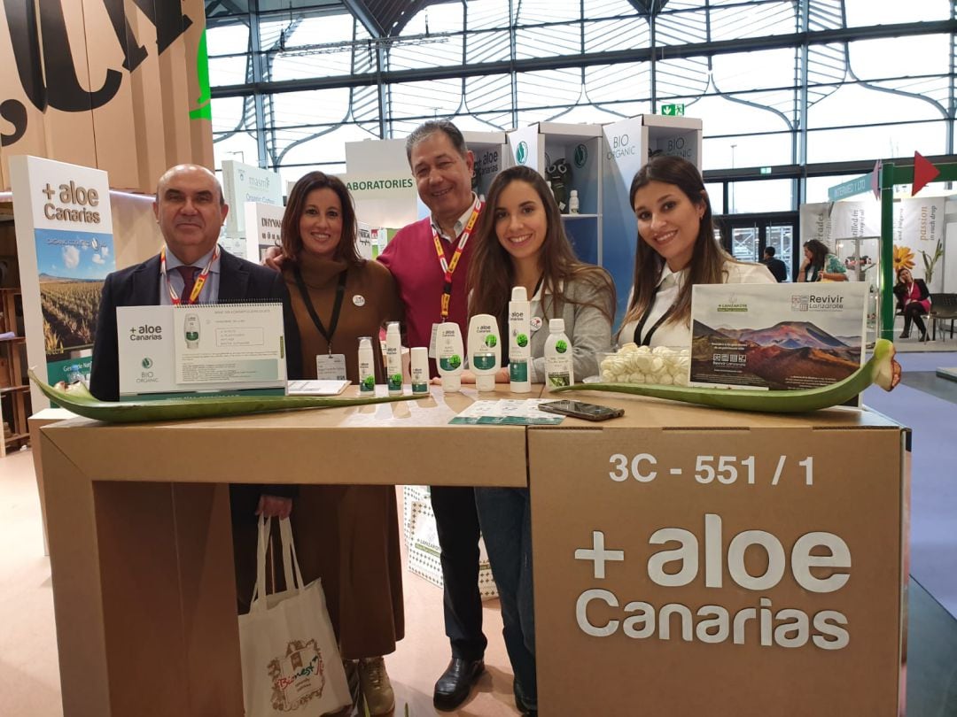 Raquel Caraballo gerente de la empresa y el equipo de Aloe Plus Lanzarote, junto al.Presidente y Vicepresidente de ASOCIALOE.