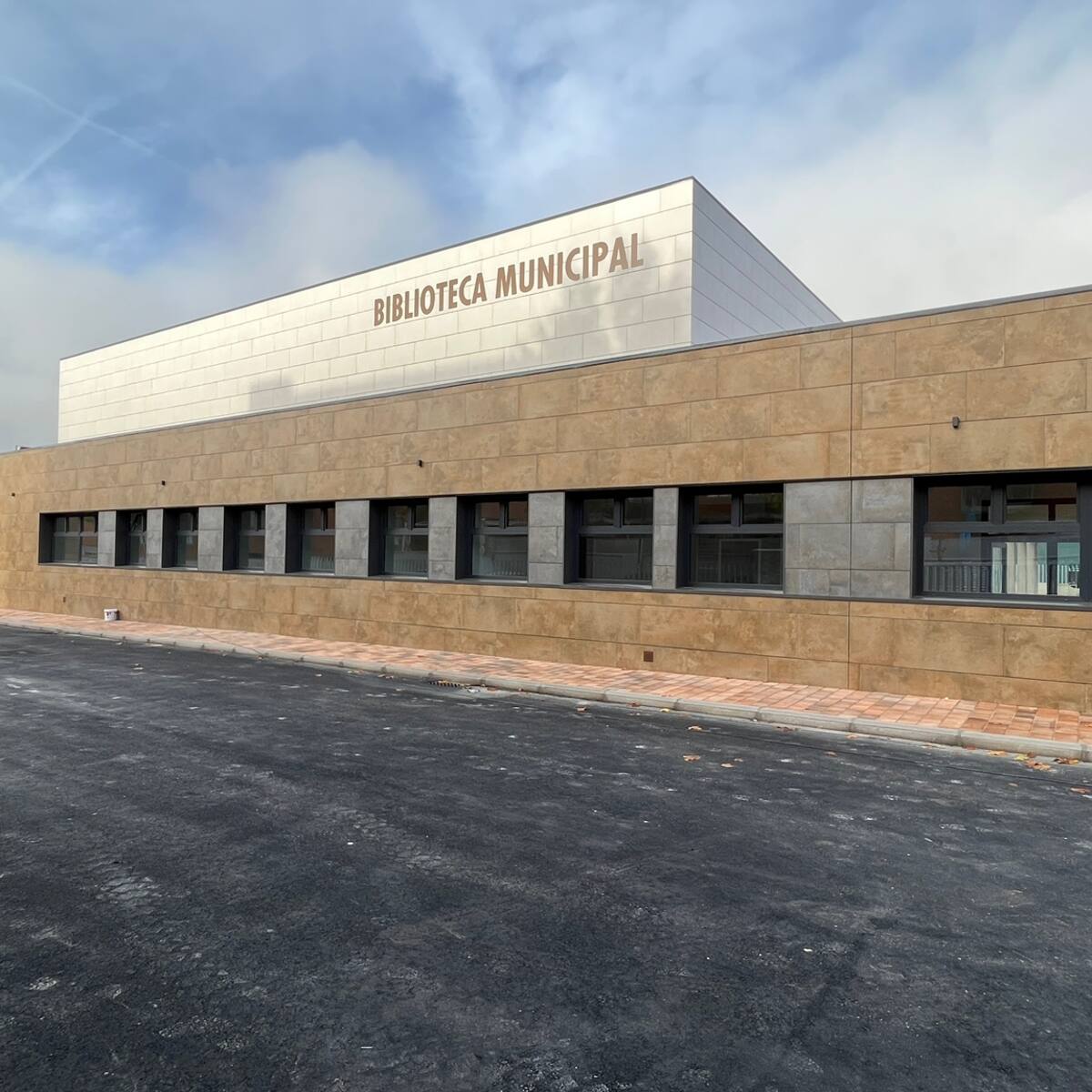 La nueva Biblioteca Municipal de Paracuellos de Jarama abre la sala de estudio para esta época de exámenes