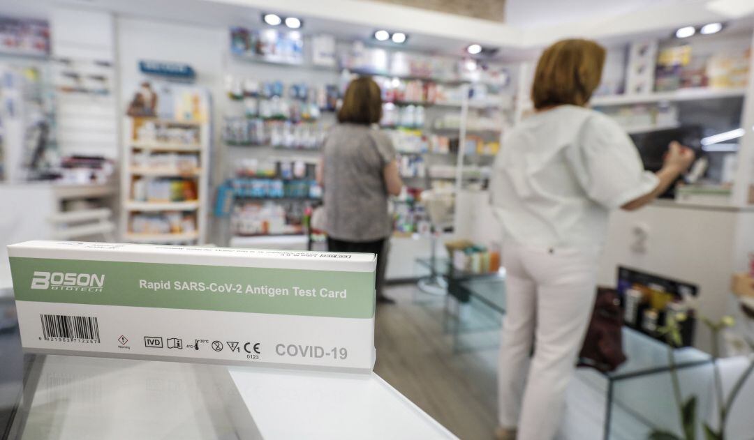 Una caja con test de antígenos contra la COVID-19 en una farmacia.