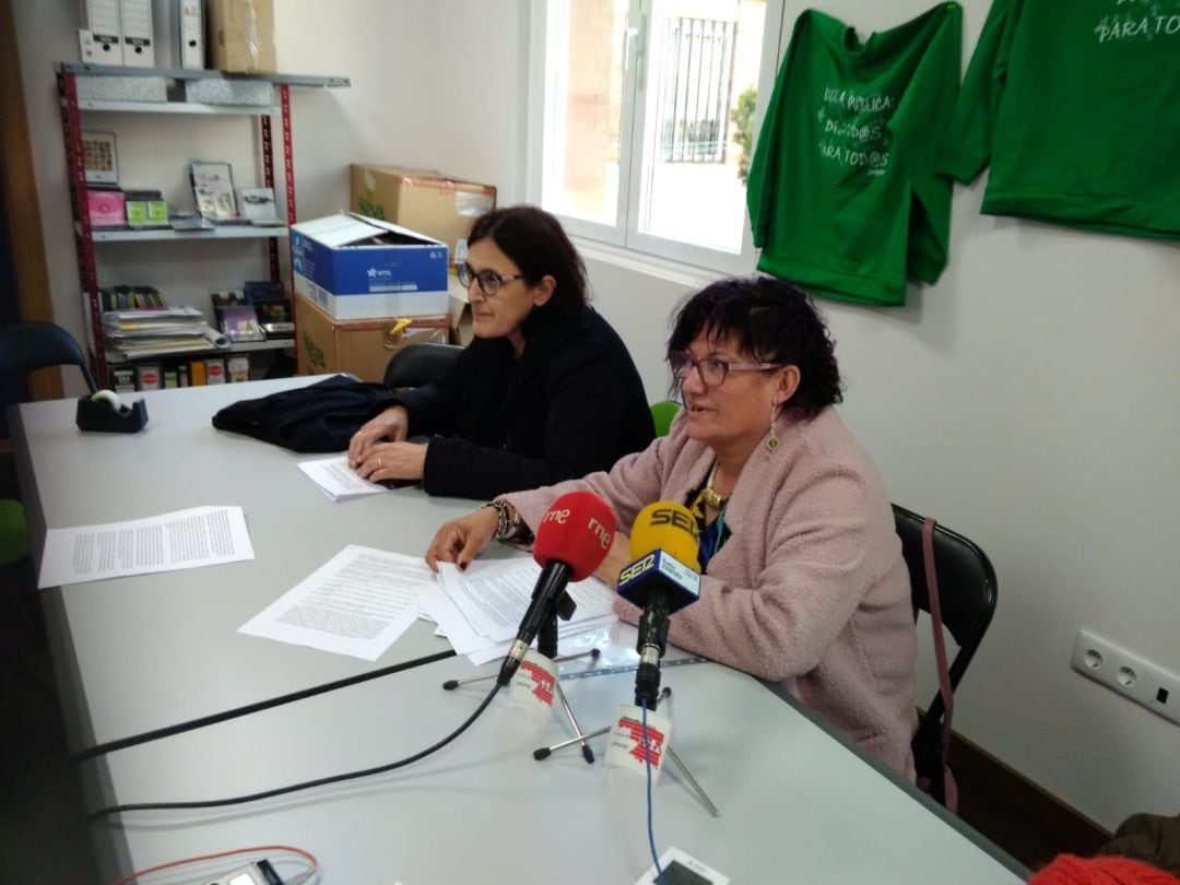 La presidenta del AMPA, Maruja Marcos, durante la rueda de prensa