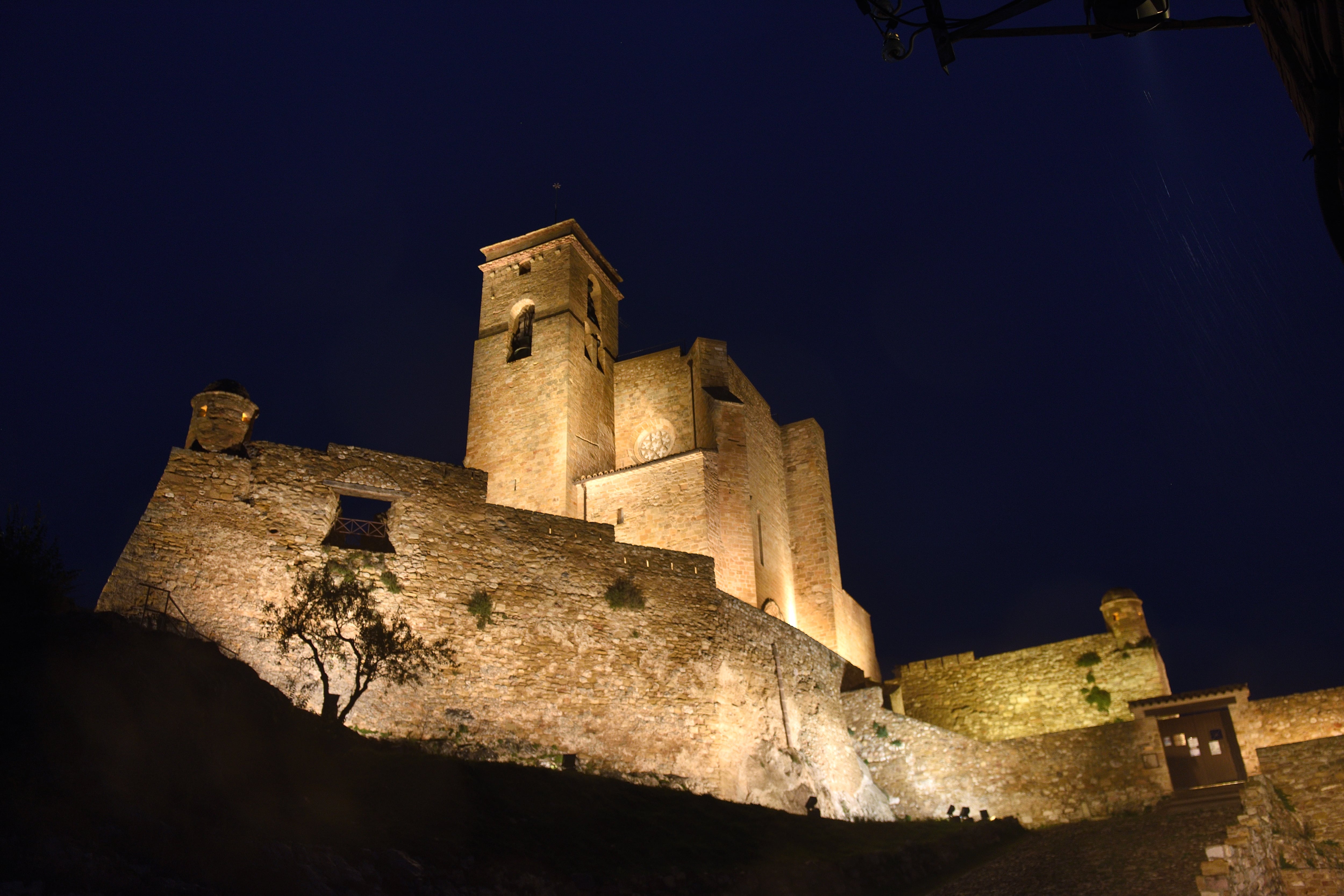 El castillo de Benabarre, en Huesca, iluminado de noche