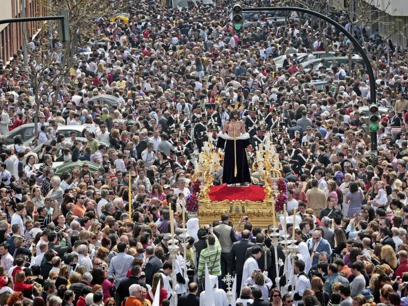 La Hermandad salesiana de Jesús del Amor Despojado de sus vestiduras en su primera salida procesional