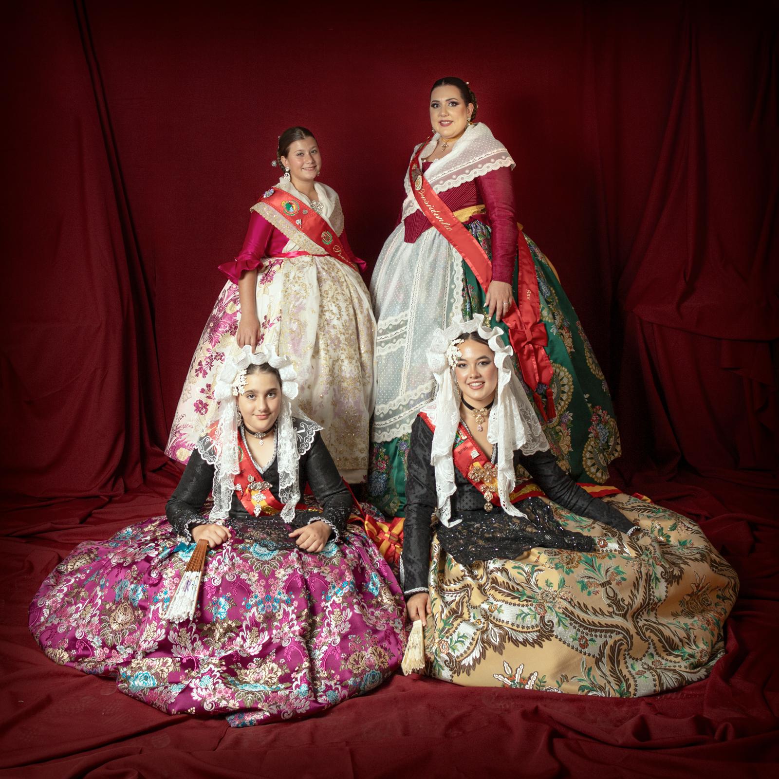 Las presidentas y falleras mayores de la Falla Trinquete, luciendo sus mejores galas.