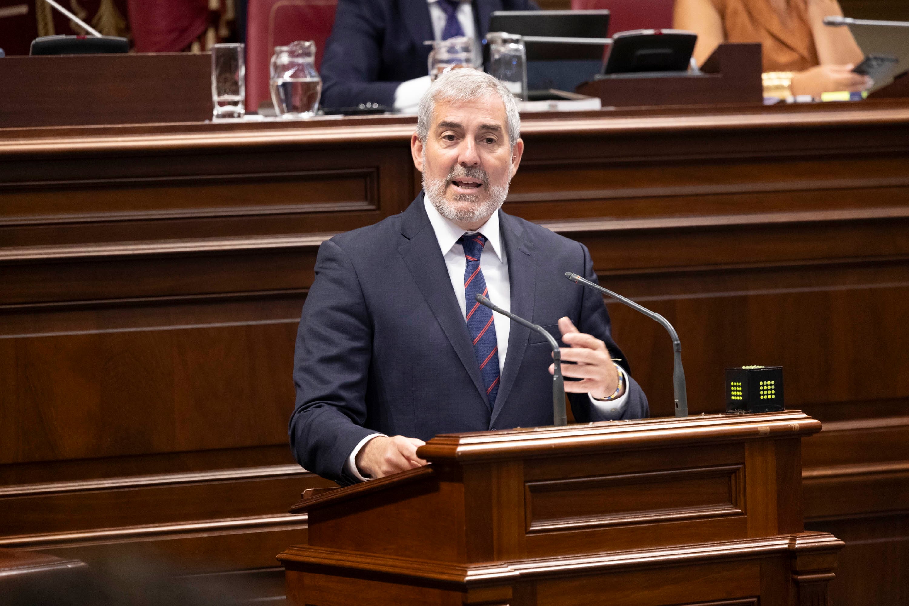 GRAFCAN3423. SANTA CRUZ DE TENERIFE (ESPAÑA), 06/09/2024.--El presidente de Canarias, Fernando Clavijo (d), durante su intervención ante el pleno del Parlamento en el que se ha debatido sobre la situación migratoria de Canarias. EFE/Miguel Barreto
