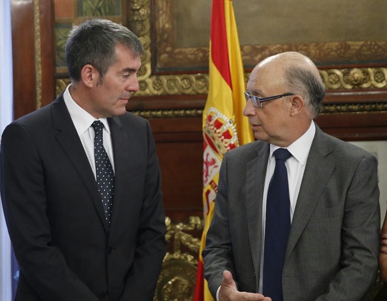 GRA001. MADRID, 15/09/2016.- El presidente del Gobierno de Canarias, Fernando Clavijo (i), se ha entrevistado hoy con el ministro de Hacienda, Cristóbal Montoro, para analizar las previsiones presupuestarias para 2017 y conocer el estado de los fondos que