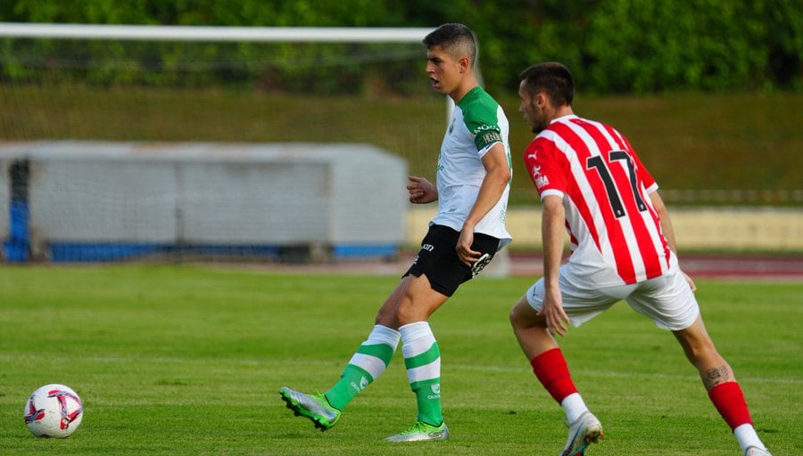 Iñigo Sainz-Maza jugando en La Maruca frente al Real Sporting en la doble sesión del Racing de Santander de hoy a las 19:00 horas.