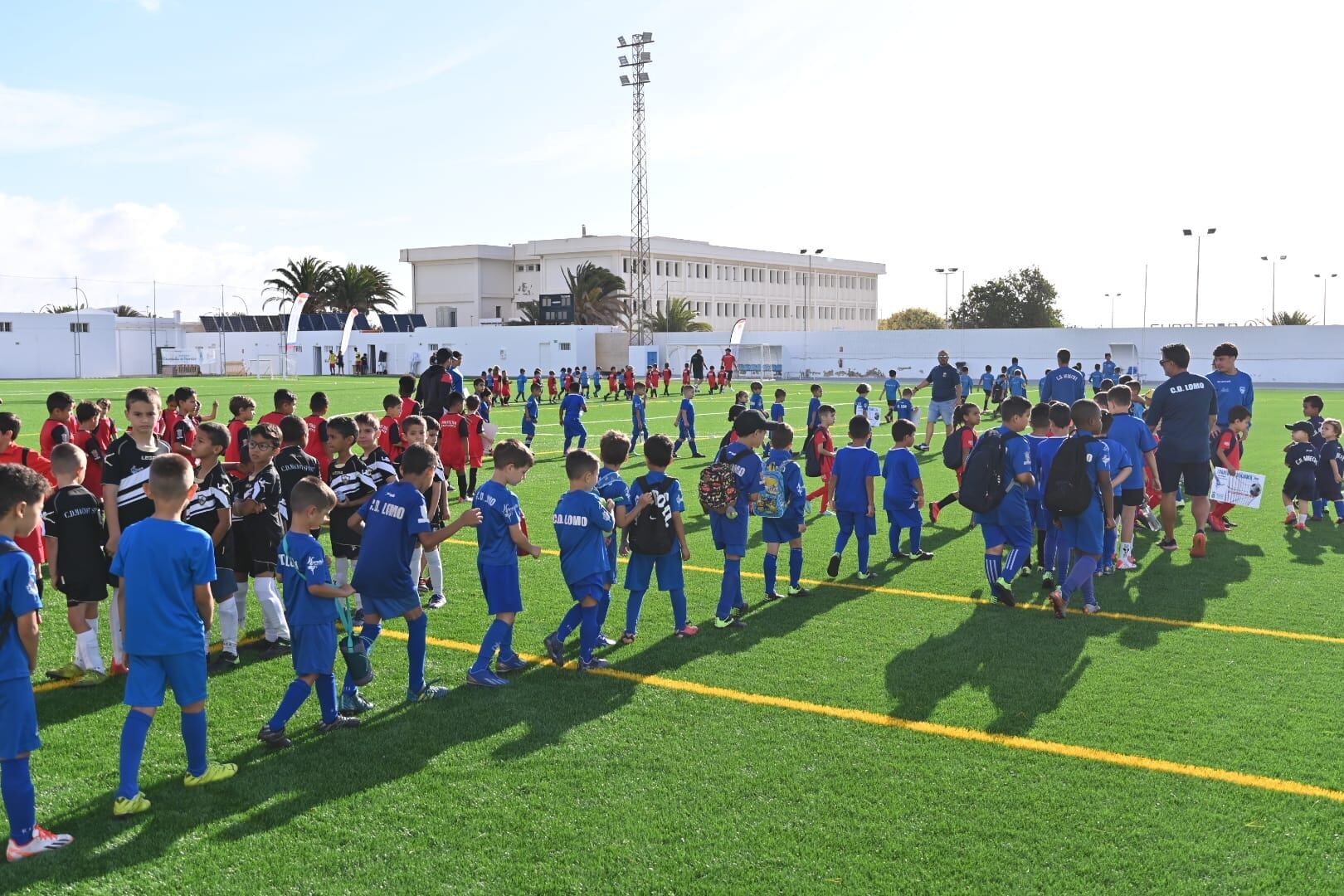 Algunos de los niños participantes en la jornada inaugural del Torneo Prebenjamín Ciudad de Arrecife.