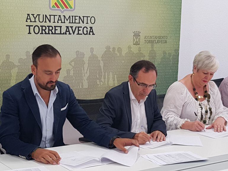 PSOE-PRC y Torrelavega Sí firmando el acuerdo de los presupuestos