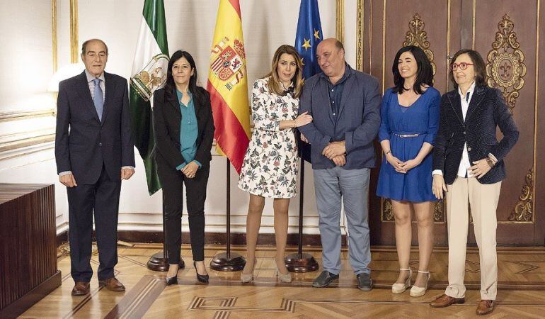 La presidenta Susana Díaz junto a la consejera Rosa Aguilar y representantes de la Asociación Andaluza de Víctimas del Terrorismo