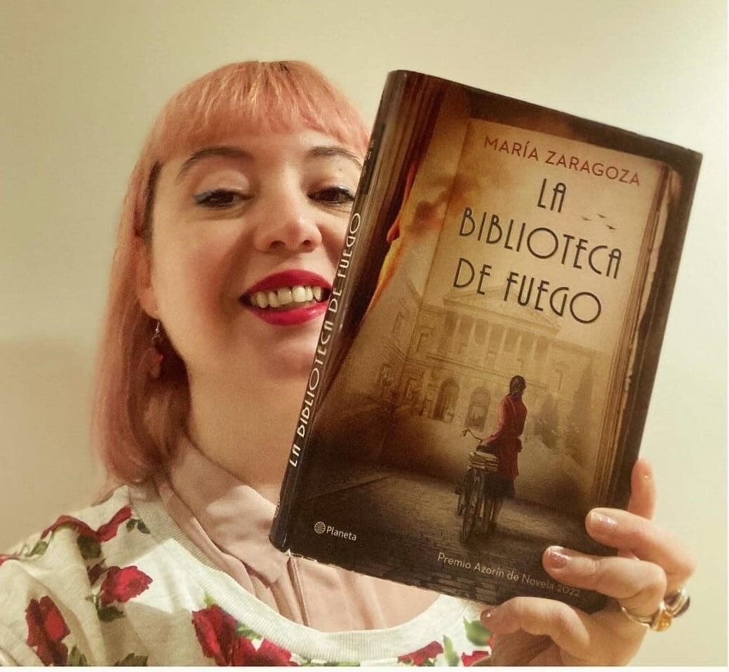 En 2022, cuando fue galardonada con el prestigioso Premio Azorín de Novela por su obra La biblioteca de fuego.