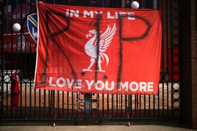 Pancartas de protesta en Anfield contra la nueva Superliga