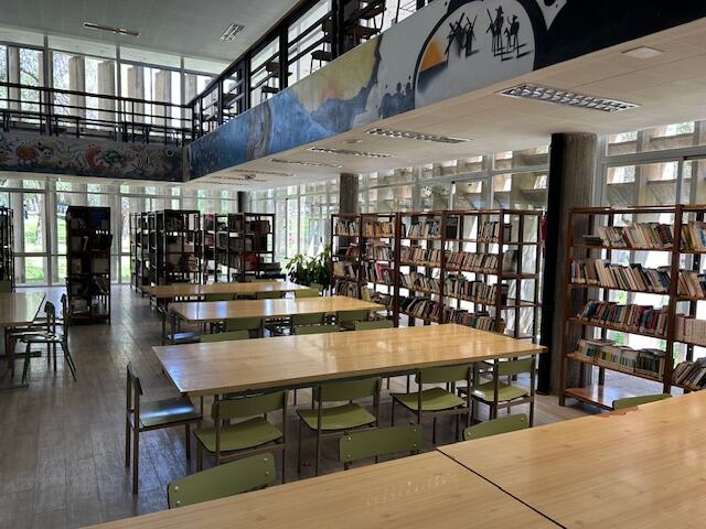 La biblioteca del IES Universidad Laboral de Málaga, construida hace más de medio siglo y declarada Patrimonio Histórico Andaluz, cuenta con un fondo editorial que supera los 31.000 ejemplares,