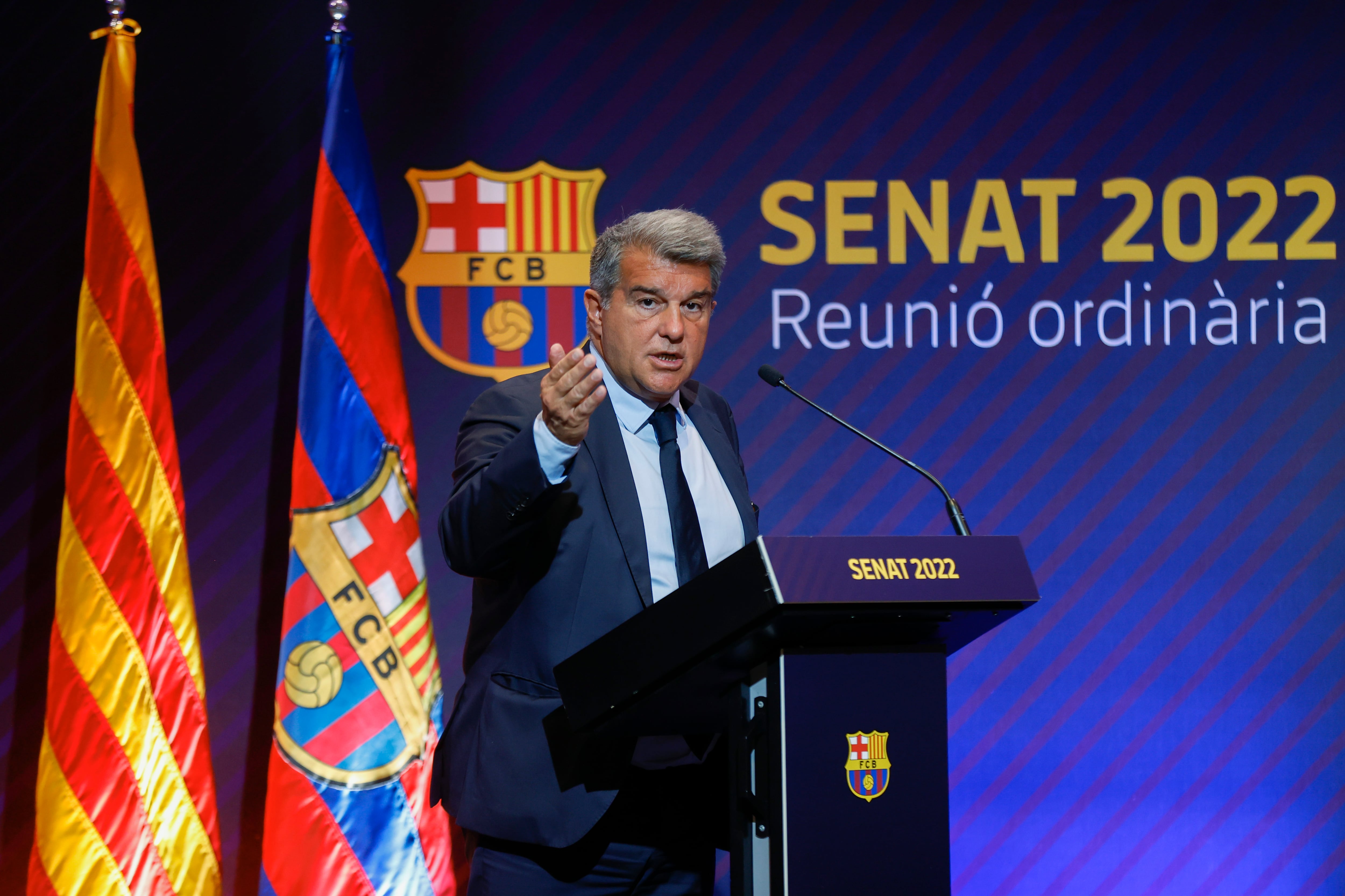 BARCELONA, 08/06/2022.-El presidente del FC Barcelona, Joan Laporta, informa de la situación de la entidad azulgrana este miércoles, durante la reunión ordinaria del senado del club.- EFE / Toni Albir
