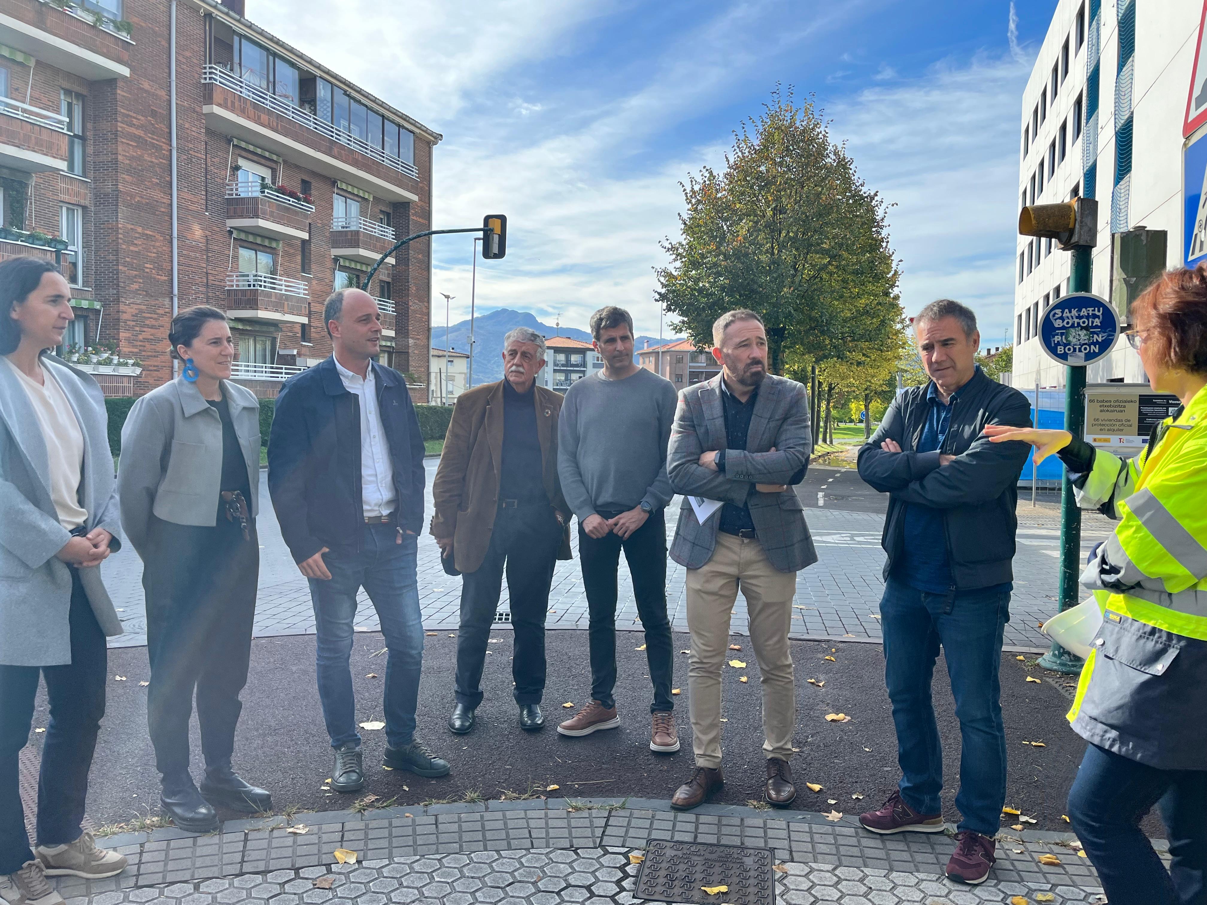 Representantes políticos del Ayuntamiento de Hondarribia junto al alcalde Igor Enparan y con el consejero de Vivienda y Agenda Urbana del Gobierno Vasco, Denis Itxaso.