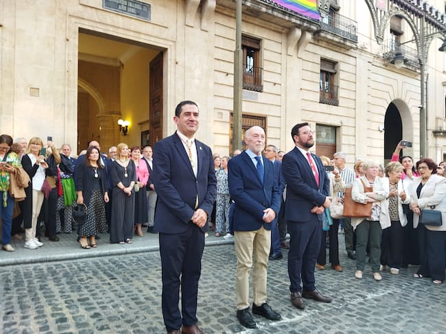 José María Valls Satorres, acompañado por el alcalde y el vicealcalde, escuchando a los músicos de las cuatro bandas de Alcoy interpretando 'Als Cristians'.