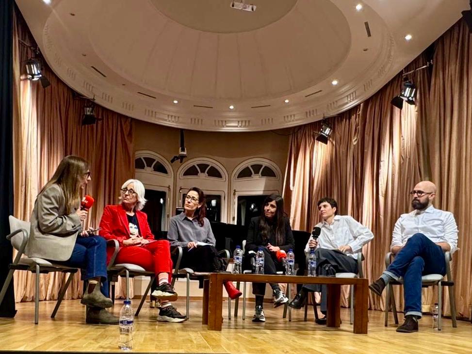 Eva Aguado, Mariola Lourido, Paula Ibáñez, Elizabeth Búa, Sara Selva y Manu Tomillo, durante el coloquio posterior a la escucha.