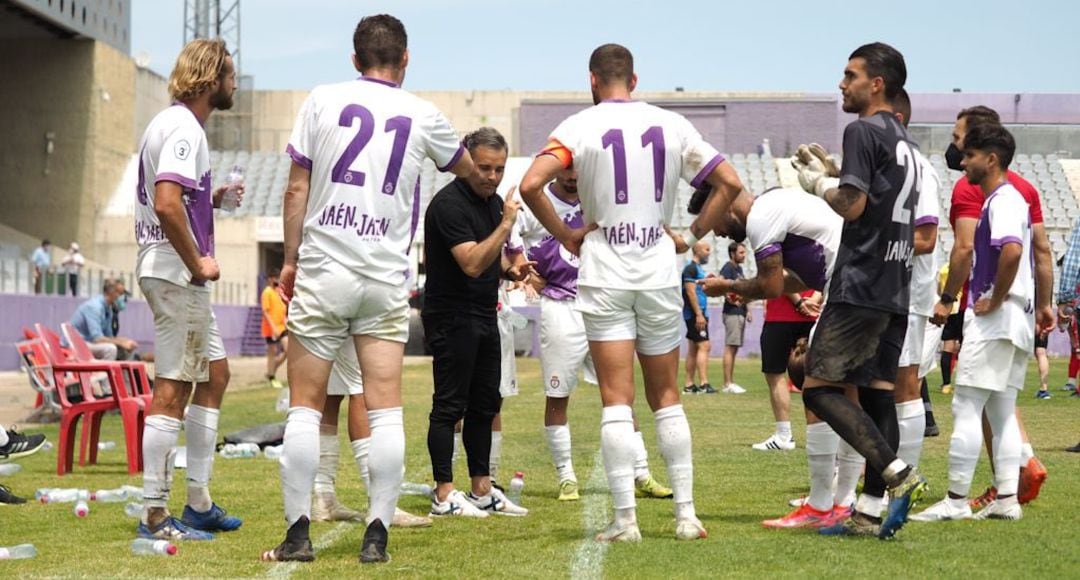 El entrenador del Real Jaén, Juan Arsenal, da instrucciones a sus jugadores durante un partido de la anterior temporada.