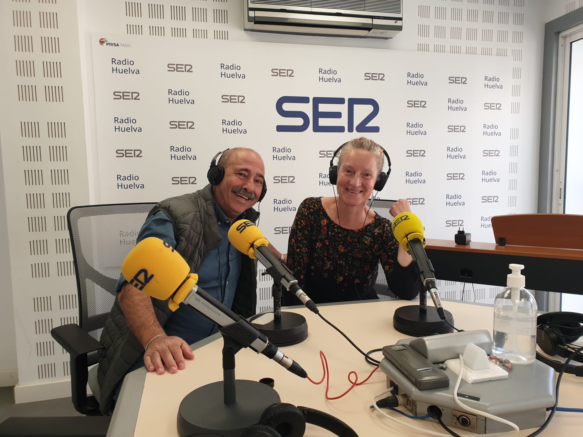 La fotógrafa Juana Martín junto al ex director de la Escuela de Arte León Ortega de Huelva