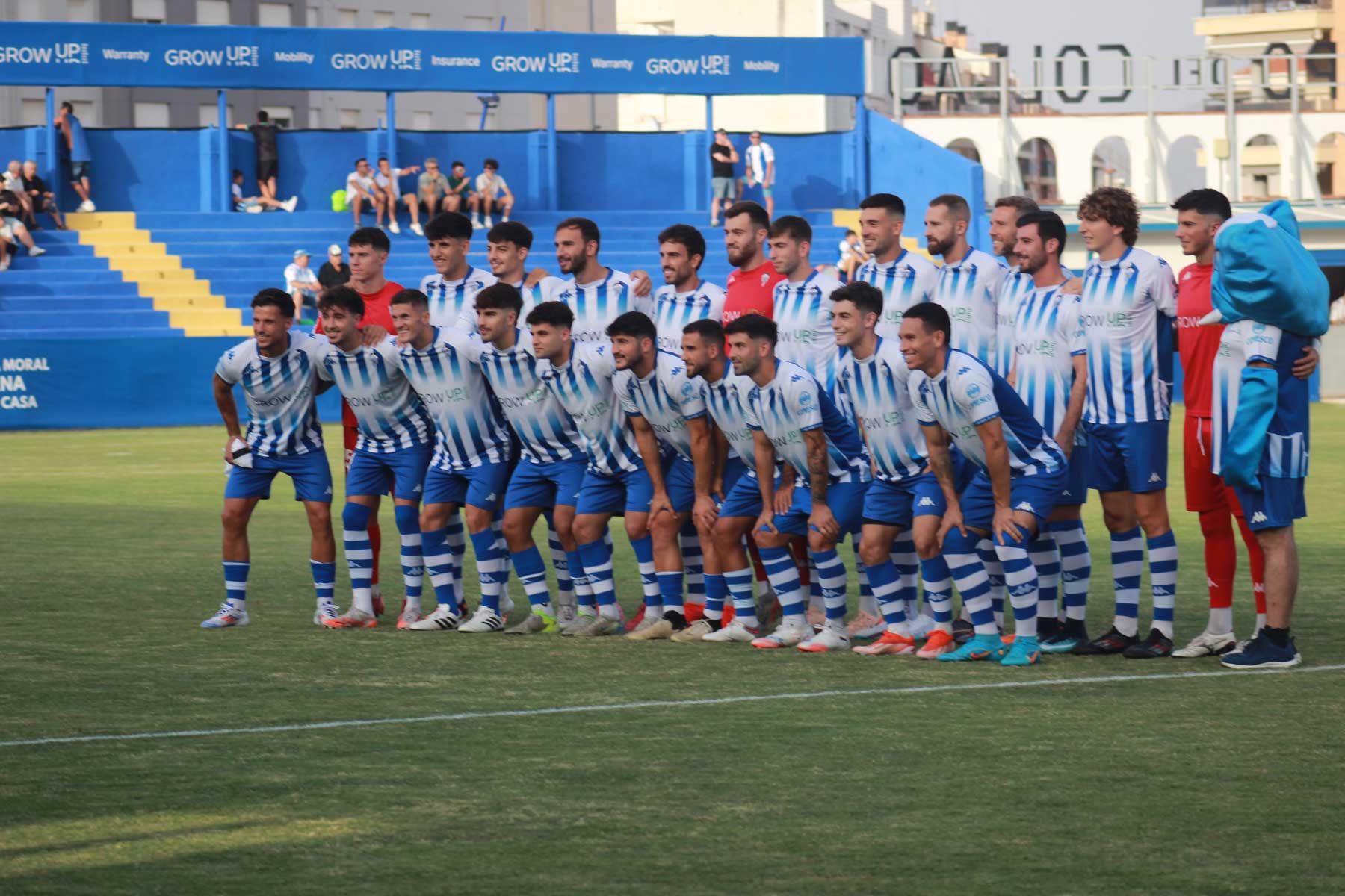 La primera plantilla después de la presentación con la mascota Tivo
