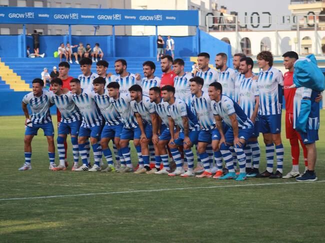La primera plantilla después de la presentación con la mascota Tivo