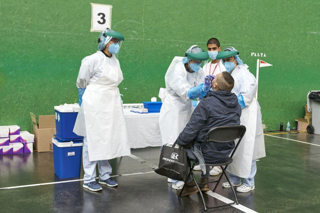 Una hombre es sometido a una prueba PCR en el dispositivo instalado en el Frontón Arizmendi de Ermua