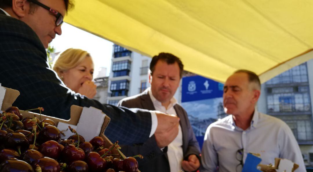 Los alcaldes de Castillo de Locubín y Torres con el diputado de Agricultura durante la presentación de la Muestra provincial de la Cereza.