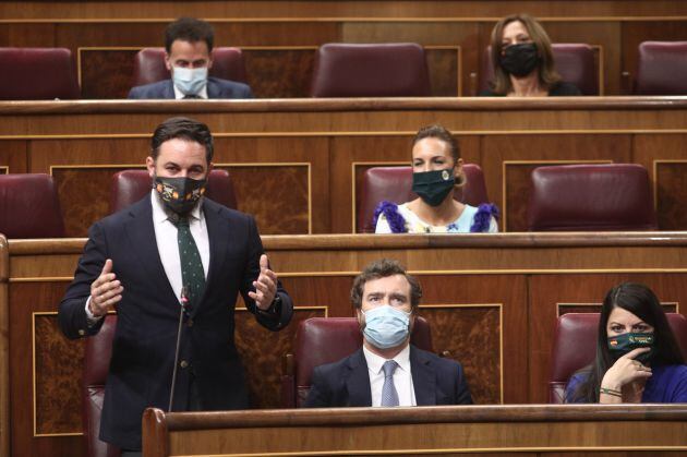 El presidente de Vox, Santiago Abascal, junto a Espinosa de los Monteros y Olona, sin un escaño entre ellos.