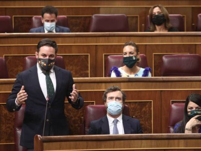 El presidente de Vox, Santiago Abascal, junto a Espinosa de los Monteros y Olona, sin un escaño entre ellos.