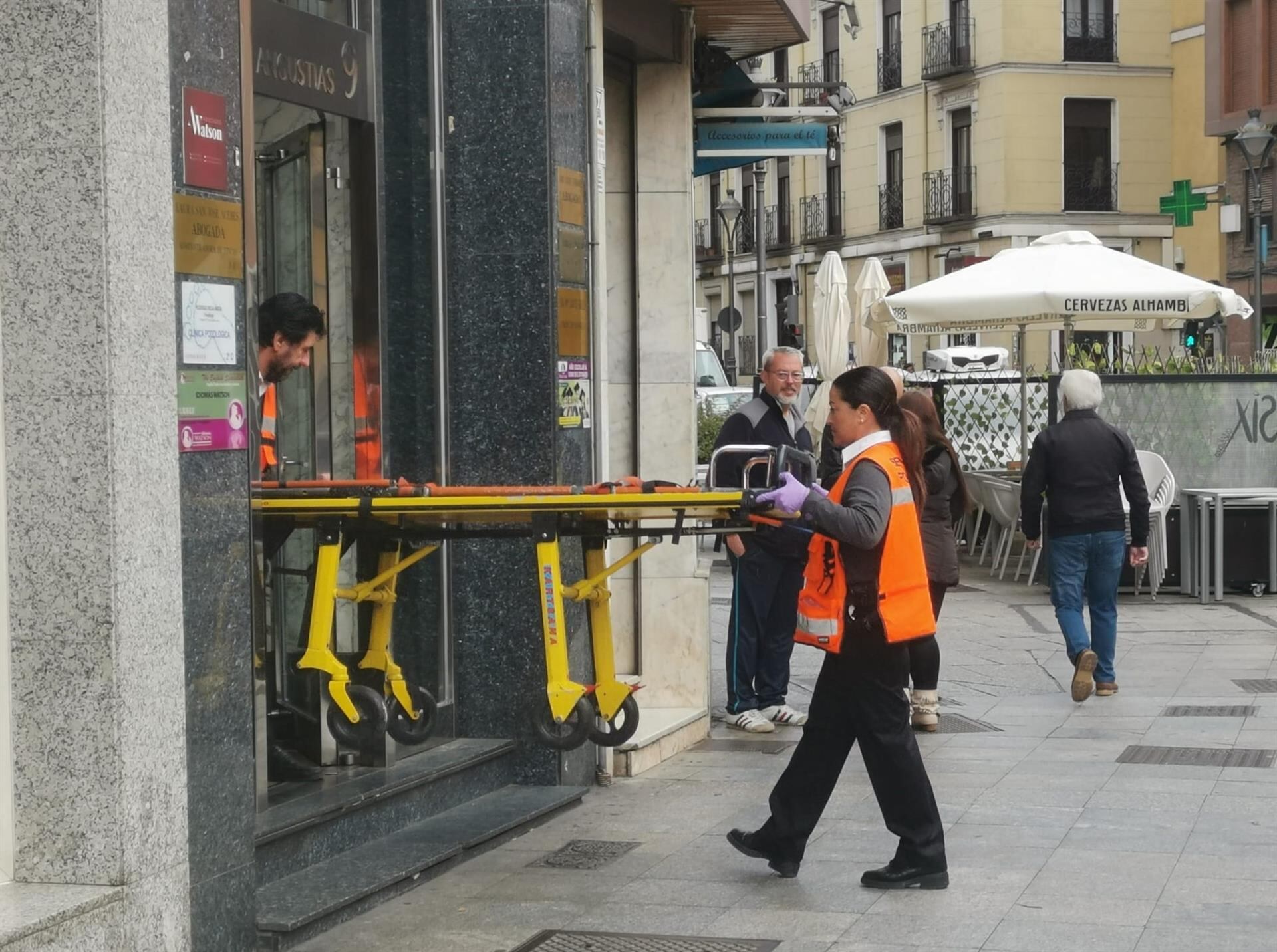 Fallece un hombre tras precipitarse al vacío en la calle Angustias