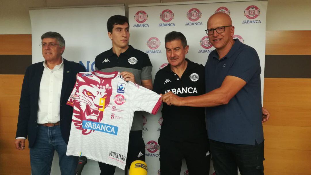 Pedro Martínez Posa con la camiseta del ABANCA Ademar