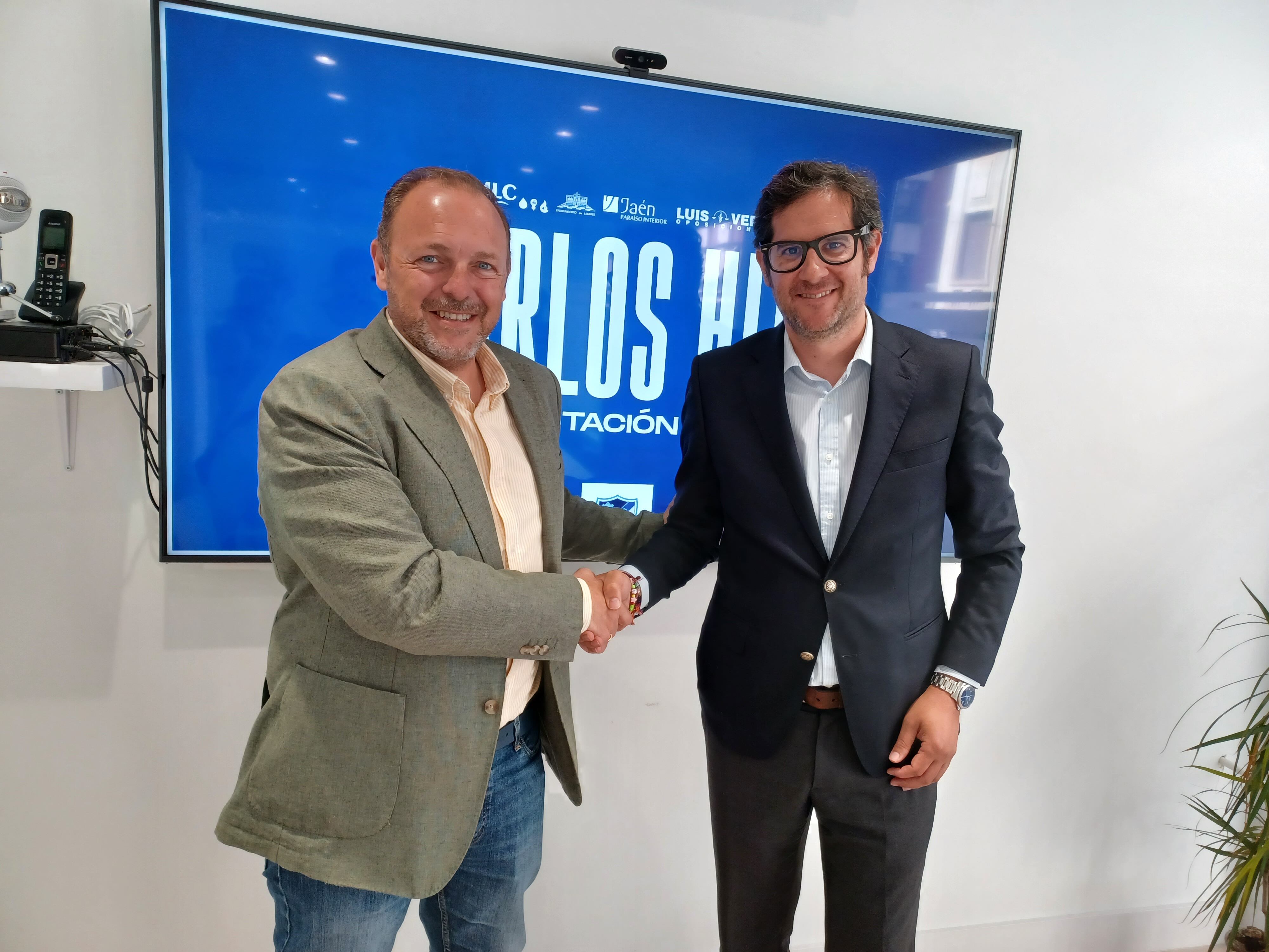 Luis Vera, presidente del Linares, junto a Carlos Hita, el director general de la entidad.