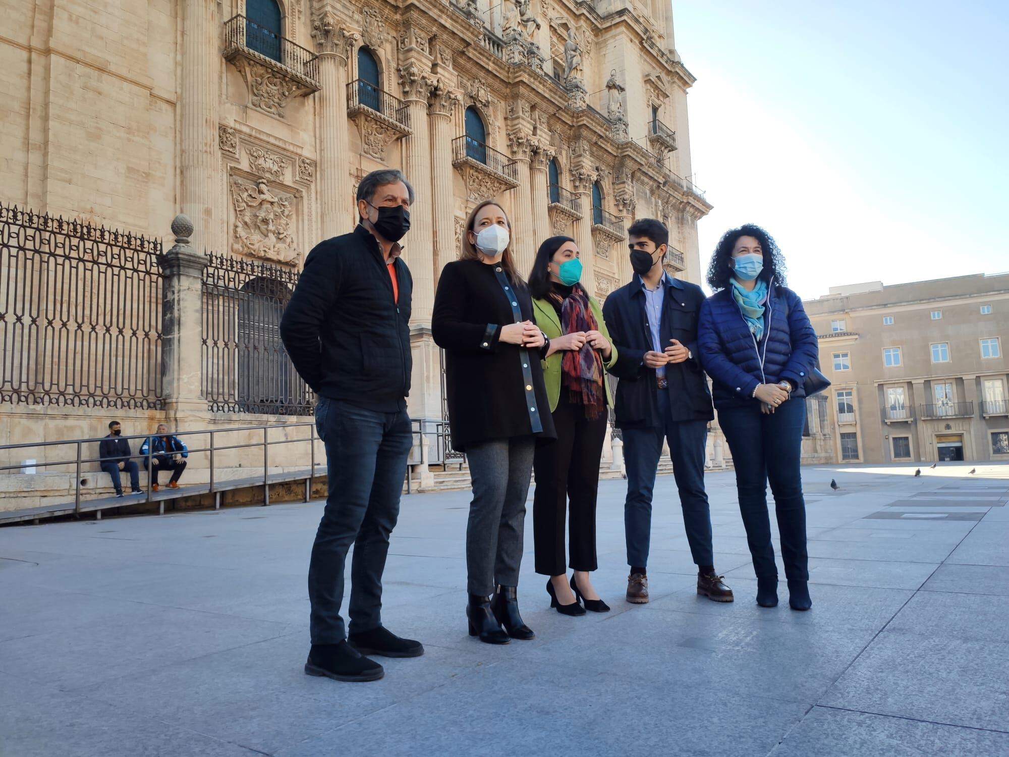 Antonio Losa (PP), Marián Adán (delegada turismo), María Orozco (Primera teniente alcalde), Manuel Palomares (PP) e Isabel Azañón (PP) posan frente a la Catedral de Jaén