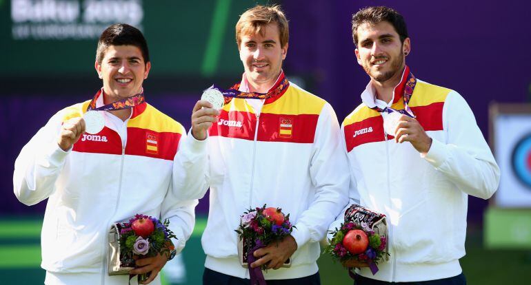 El arquero extremeño, Antonio Fernández. en el centro de la imagen, posa con la medalla de plata junto a sus compañeros Miguel García y Juan Ignacio Yilmaz.