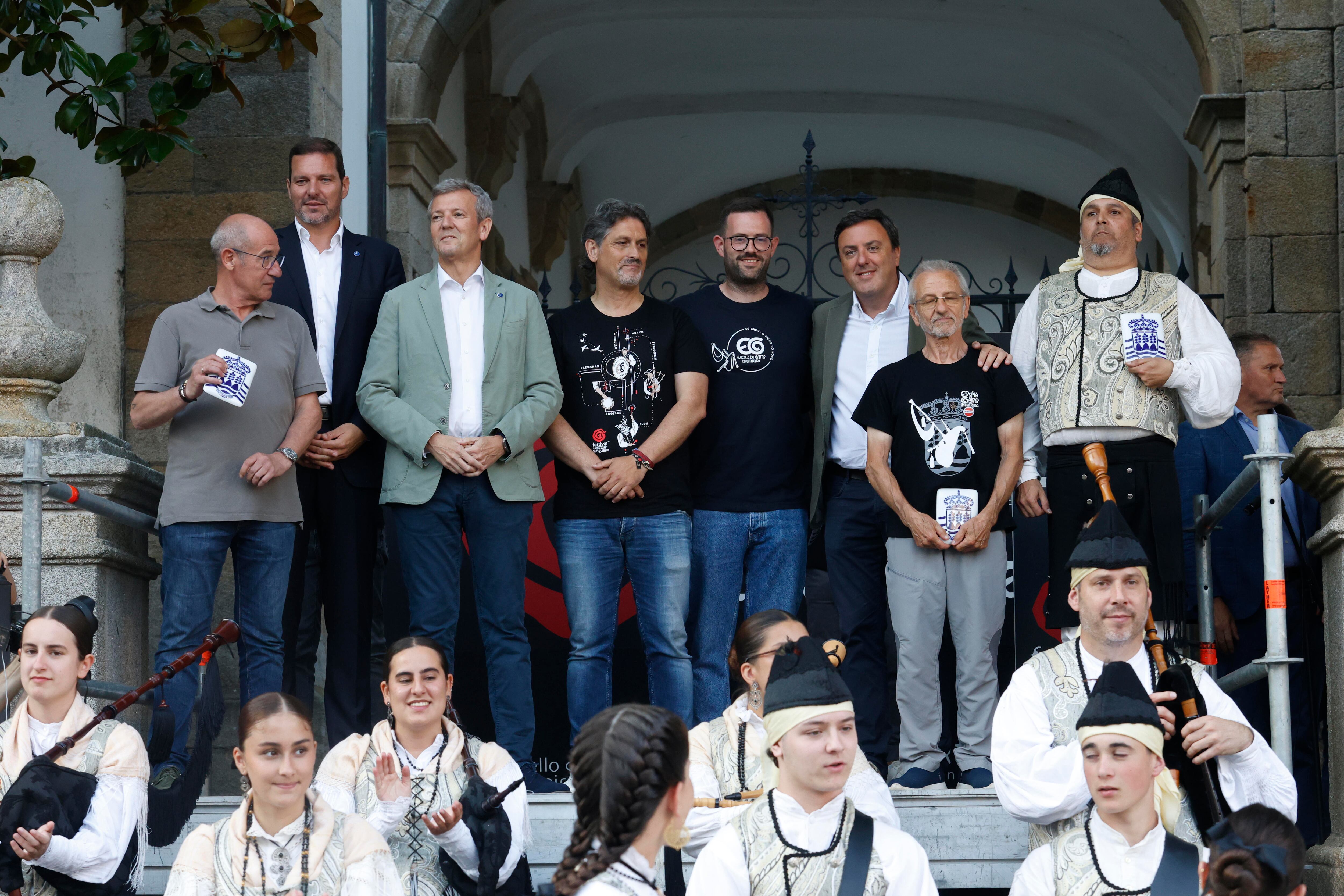 Autoridades presentes en la apertura del Festival Internacional do Mundo Celta de Ortigueira (foto: Kiko Delgado / EFE)