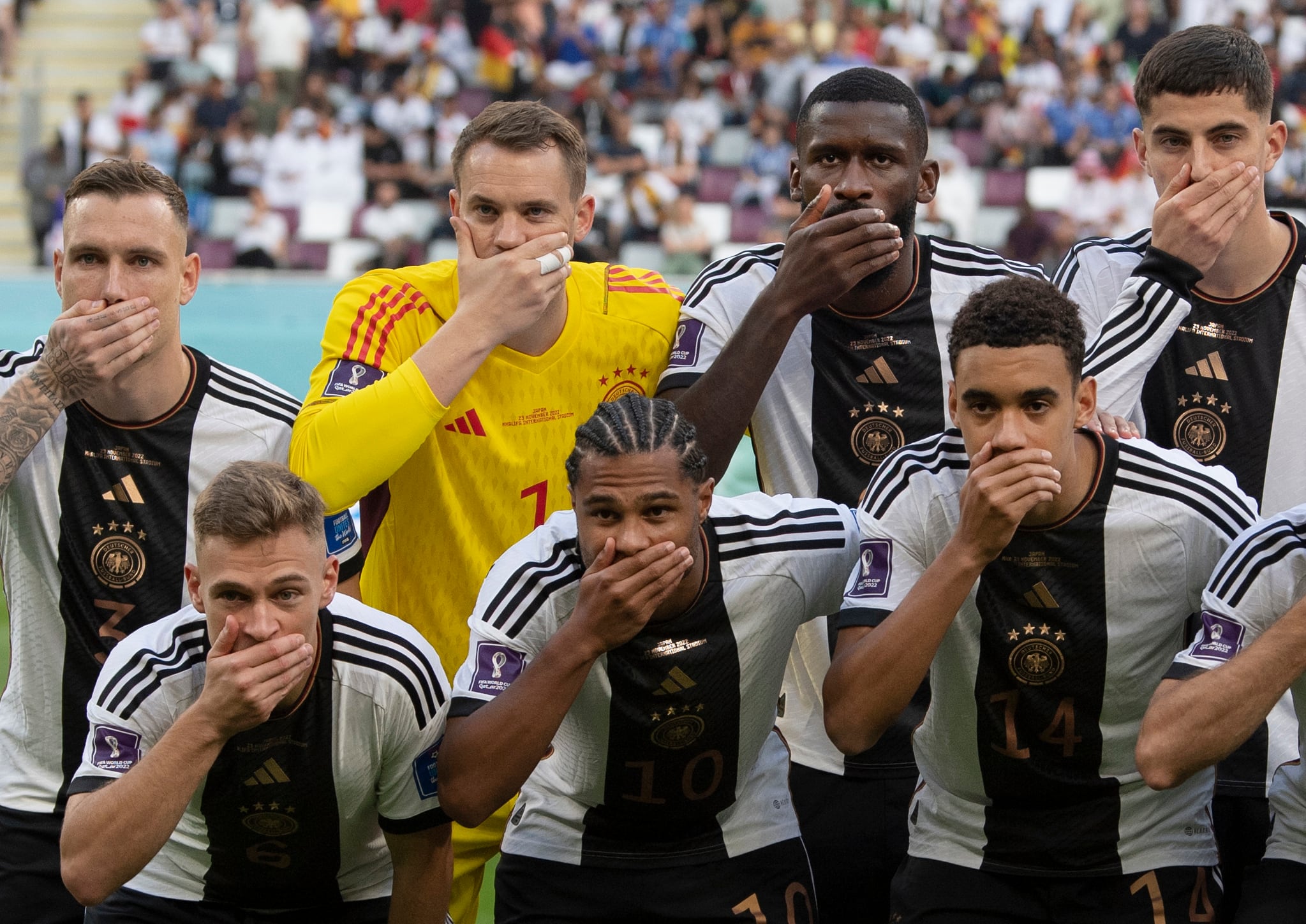 Los jugadores de la selección alemana en su protesta contra la FIFA por no permitirles llevar un brazalete con la bandera arcoíris durante el Mundial de Catar