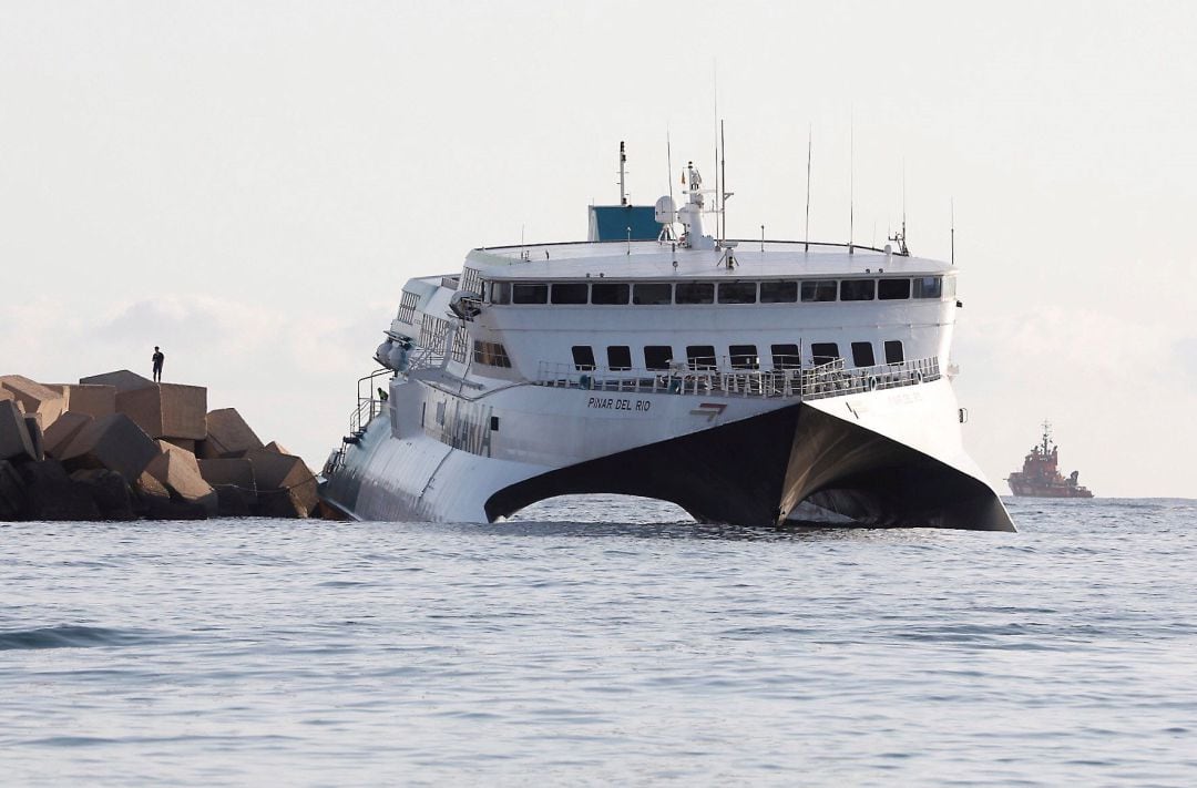 El ferry encallado llevaba 393 pasajeros, todos ilesos y evacuados a tierra