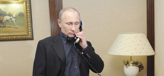 Vladimir Putin atiende una llamada telefónica tras darse un baño de multitudes