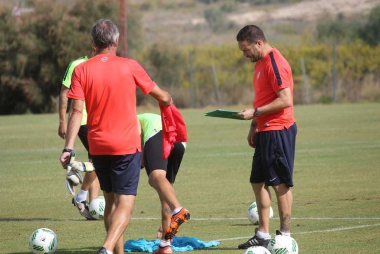 Tevenet sostiene una pizarra durante la sesión de entrenamiento