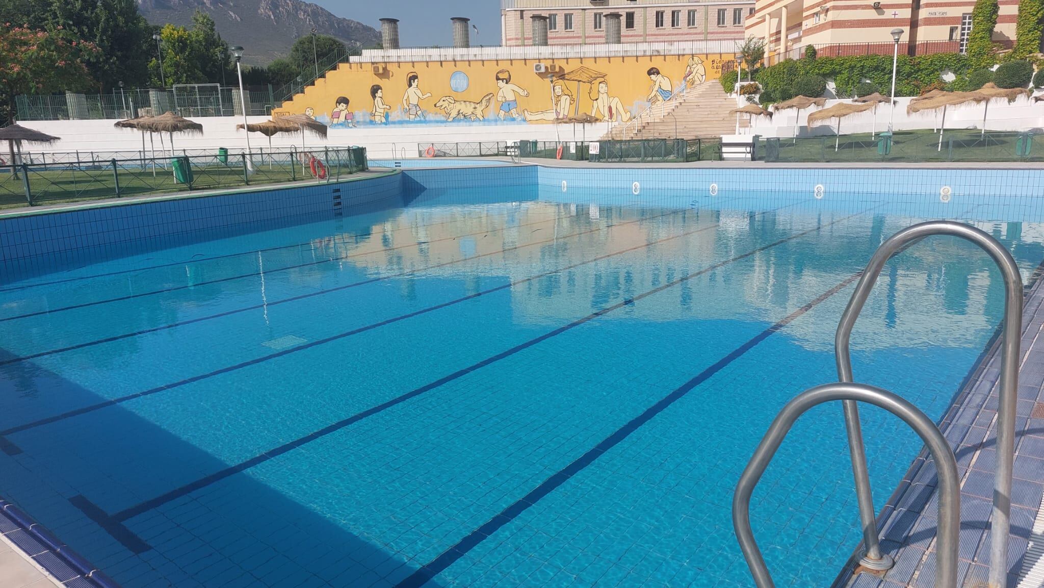 Aspecto que presenta el vaso más grande de la piscina, esta misma mañana de viernes