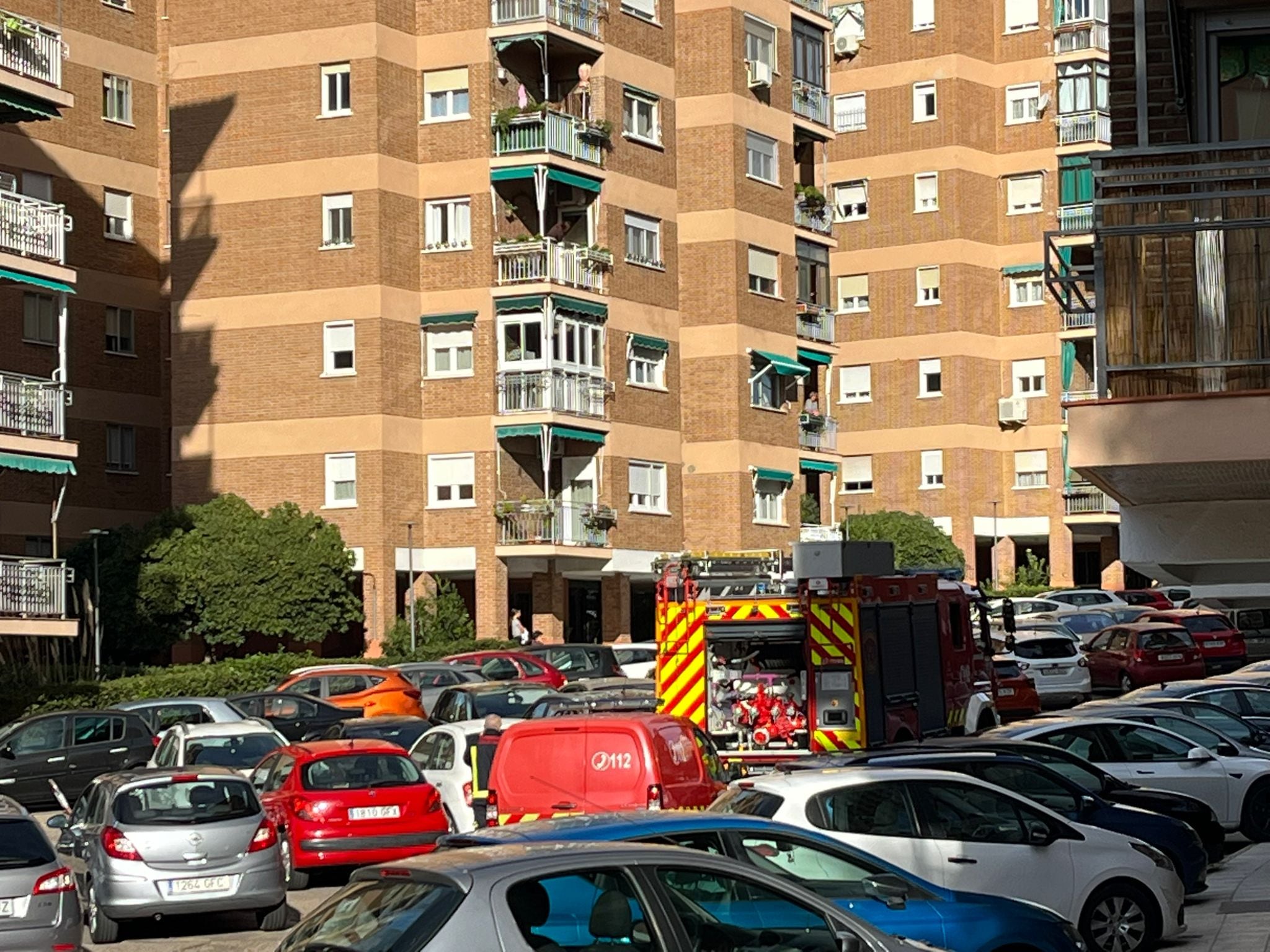 Imagen de las dotaciones de Bomberos que se han desplazado hasta un bloque de viviendas en Buenavista, en donde se originaba un incendio